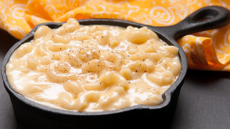 mac n' cheese in cast iron skillet