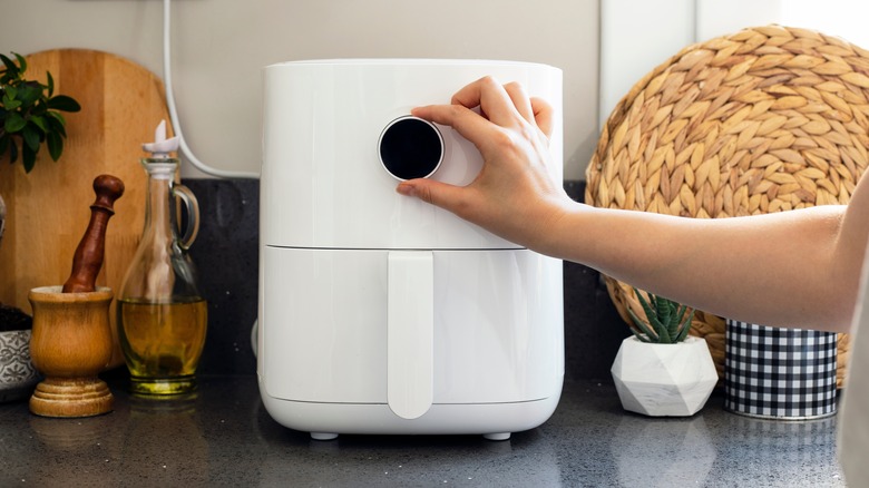 hand turning knob on air fryer machine